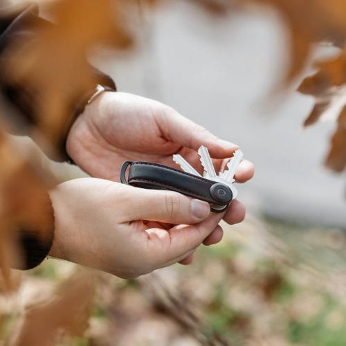 Preview: Orbitkey Key Organizer 2.0 Leder schwarz rote Naht in der Hand