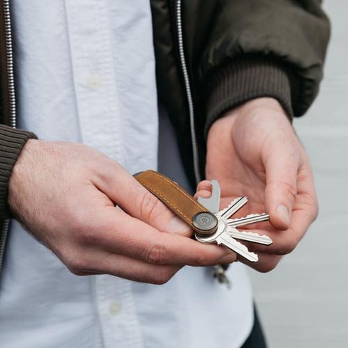 Preview: Orbitkey Key Organizer Crazy-Horse aus braunem Leder mit aufgefächerten Schlüsseln