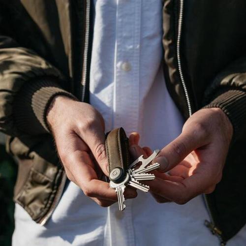 Orbitkey Schlüsselorganizer Oak Brown aus gewachstem Leder in der Hand