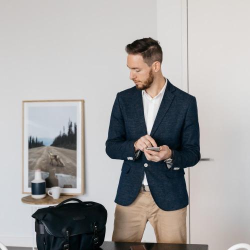 Orbitkey Universal Tracker Schwarz, wiederaufladbar mit magnetischen Ladekontakten