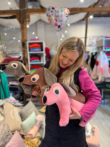 Preview: farbenfreunde Nicky Dackel Kissen pink Peach