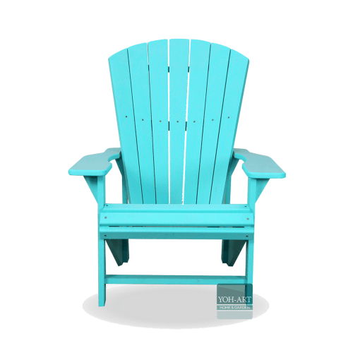 Loungebereich mit türkisfarbenem Adirondack Chair, Beistelltisch und Strandtasche