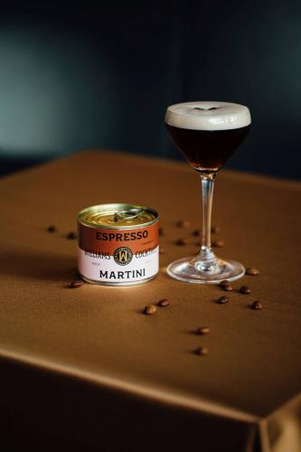 Preview: Williams Premium Espresso Martini Cocktail serviert im Glas – Ready-to-Drink Cocktail mit Kaffee und Vanille