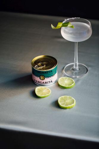 Preview: Williams Premium Margarita Cocktail serviert im Glas – Ready-to-Drink Margarita mit Limette