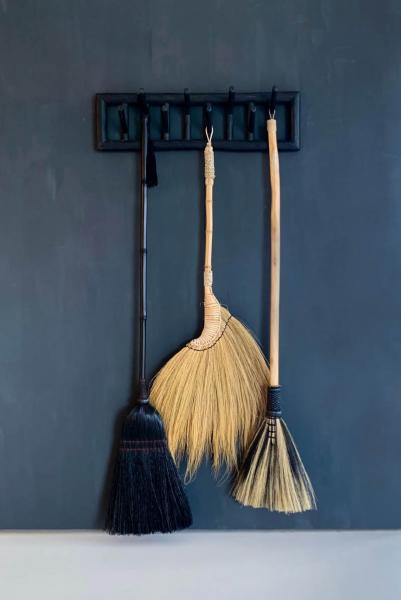 The Sweeping Brush - Black. Mood, Kehren
