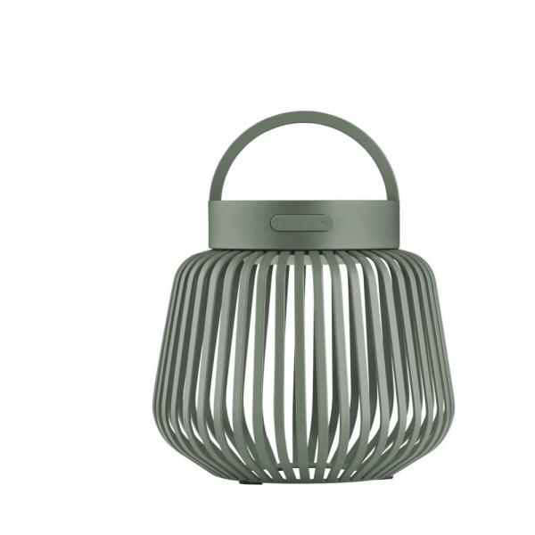 blomus LITO Agave Green XS Akkuleuchte eingeschaltet mit warmem Licht und dekorativem Schattenspiel