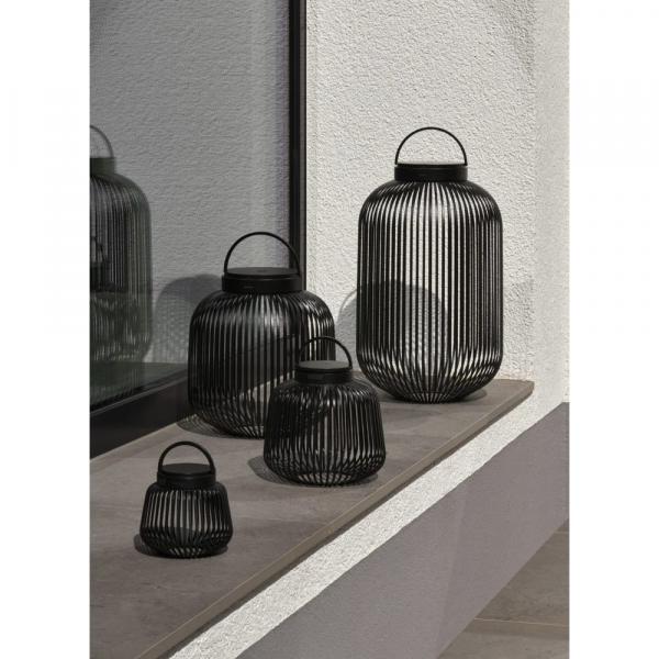 blomus LITO Black XS Akkuleuchte eingeschaltet mit warmem Licht und dekorativem Schattenspiel