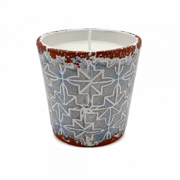 Citronella-Duftkerze Barcelona Serena mit mediterranem Muster in Grau.