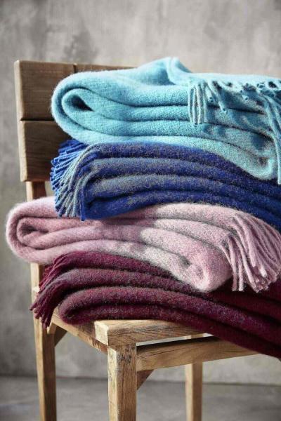 D&T Wolldecke Basic Frambroise, Kuscheldecke Himbeere, Wolldecke beerenton, D&T Wohldecke farbig, Sofadecke pink rot