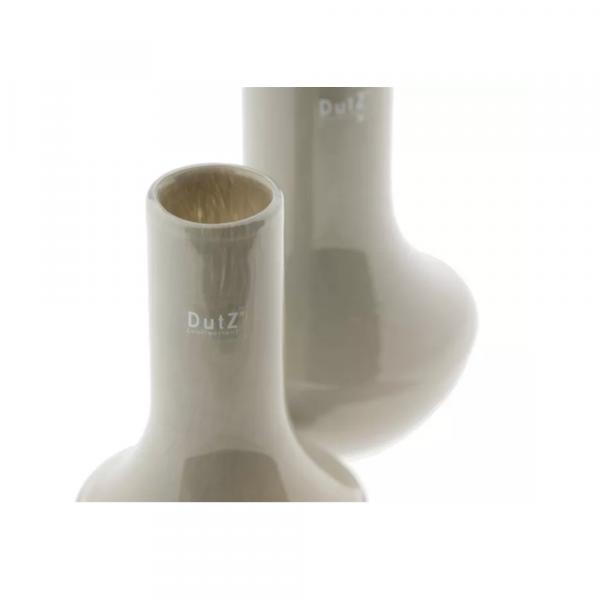 Detailaufnahme der glänzenden taupefarbenen Glasoberfläche der DutZ Vase Marco