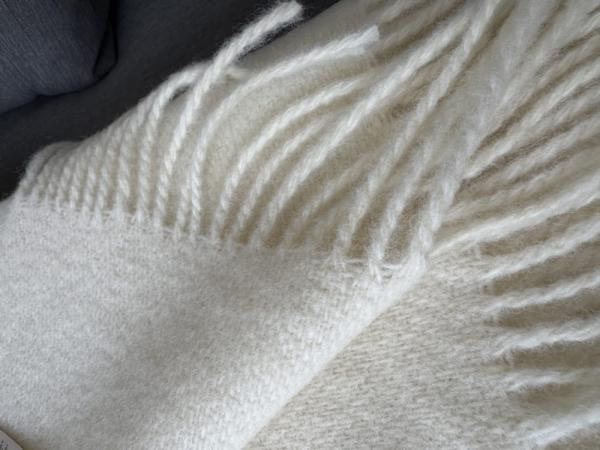 Hochwertige Gant Wohndecke in Eggshell, Struktur im Detail sichtbar