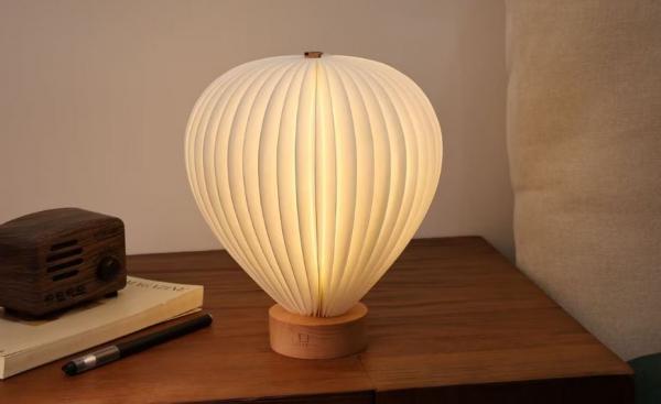 ingko Aeris Light Buche als stimmungsvolle Dekoration auf dem Nachttisch