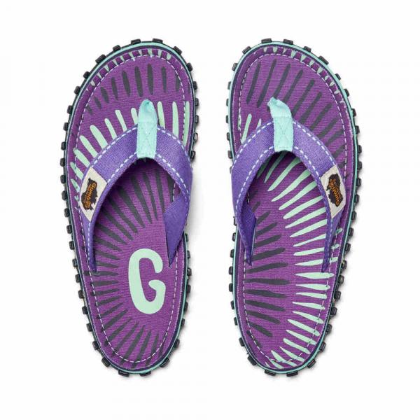 Gumbies Original Blueberry Burst Flip-Flops mit modernem Sommerdesign am Strand