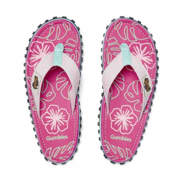 Gumbies Australische Sandalen Blush Hibiscus mit floralem Design am Strand
