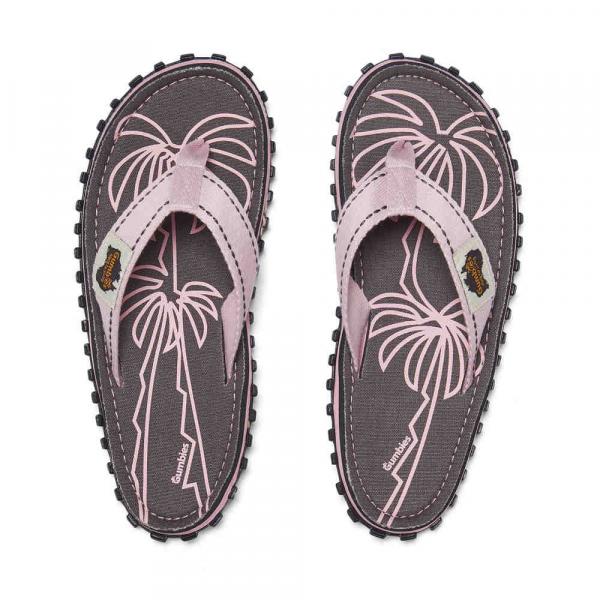 Gumbies Australische Sandalen Palm Leaf Pink mit tropischem Palmblattmuster am Strand