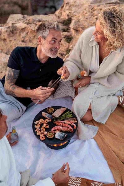 hoefats CIRCLE 35 Tischgrill in urbaner Outdoor-Umgebung