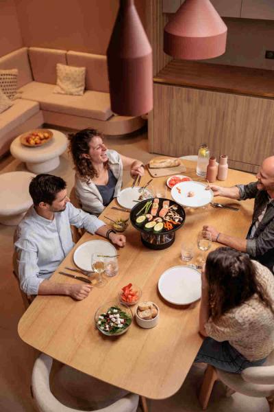 hoefats CIRCLE 35 Tischgrill als Designobjekt im Garten