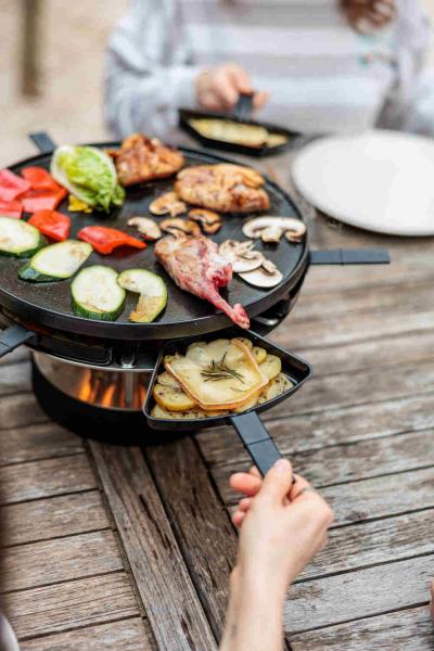 hoefats CIRCLE 35 Pfännchen-Set beim Überbacken von Speisen im Grill