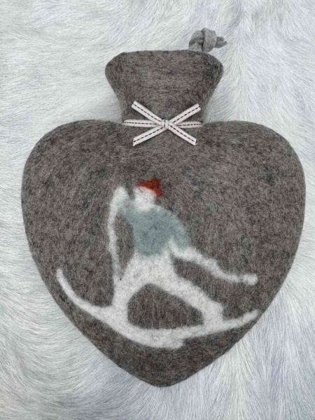 Dorothee Lehnen Herzwärmflasche Skifahrer, cashmere Dorothee Lehnen Herzwärmflasche Skifahrer, cashmere