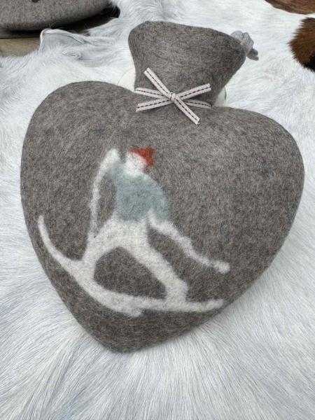 Dorothee Lehnen Herzwärmflasche Skifahrer, cashmere Dorothee Lehnen Herzwärmflasche Skifahrer, cashmere