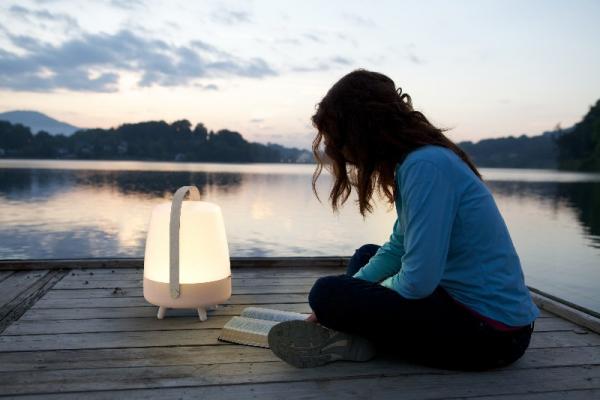 Kooduu Lite - UP Play LED Leuchte Musik Box Light Rose Abendstimmung Wasser Schoen Fein Buch lesen Sonnenuntergang