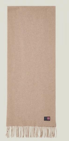 Langer Schal in Beige, aufrecht liegend, Fransen am unterem Rand, dezentes Logo