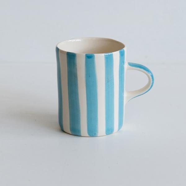 Musango Demi Mug Candy Stripe Turquoise – handbemalte Keramiktasse in leuchtendem Türkis. Jetzt entdecken!
