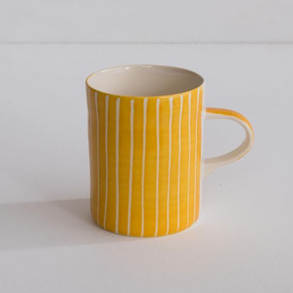 Handgefertigte Musango Demi Mug in Turmeric mit kunstvollem Sgraffito-Muster. Jetzt entdecken!