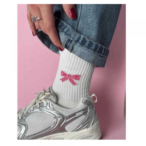 Schleifensocken Icon’OL Girly von ooley in Weiß und Pink, seitlich angeordnet