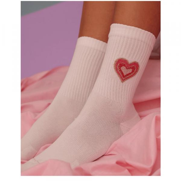 ooley Herzsocken aus weißem Rippstrick mit pink-rotem Herz und goldfarbener Kontur