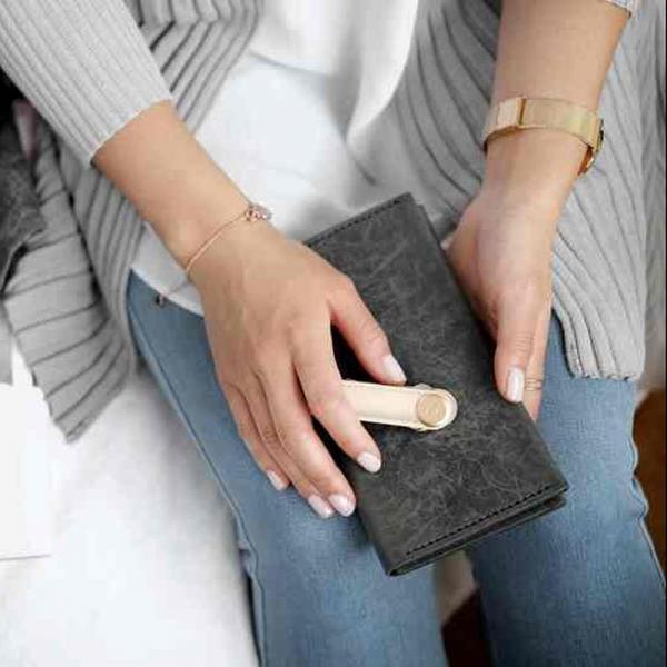 Orbitkey 2.0 Schlüsselorganizer Leder Blush in der Hand