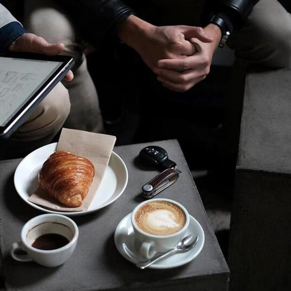 Orbitkey Key Organizer 2.0 Leather Espresso im Café
