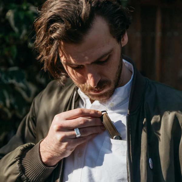 Orbitkey 2.0 Schlüsselorganizer Leder in der Hemdtasche