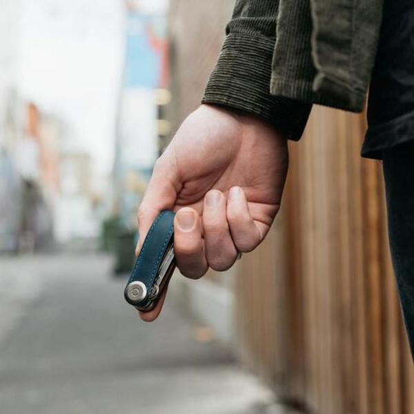 Orbitkey Key Organizer Crazy-Horse in der Hand