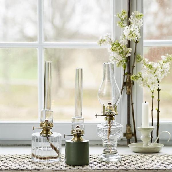 aus grünem Blech mit einem messingfarbenen Brenner, Mood 