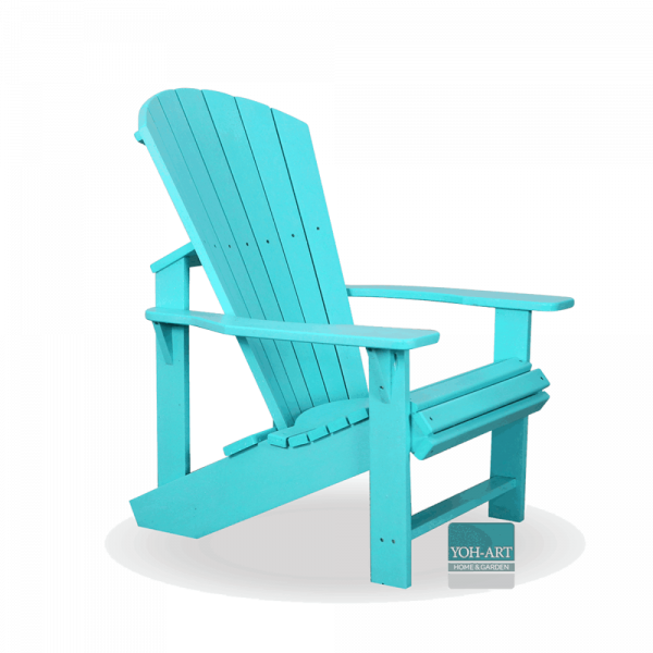 Türkisfarbener Adirondack Chair inmitten blühender Kübelpflanzen und Bäume