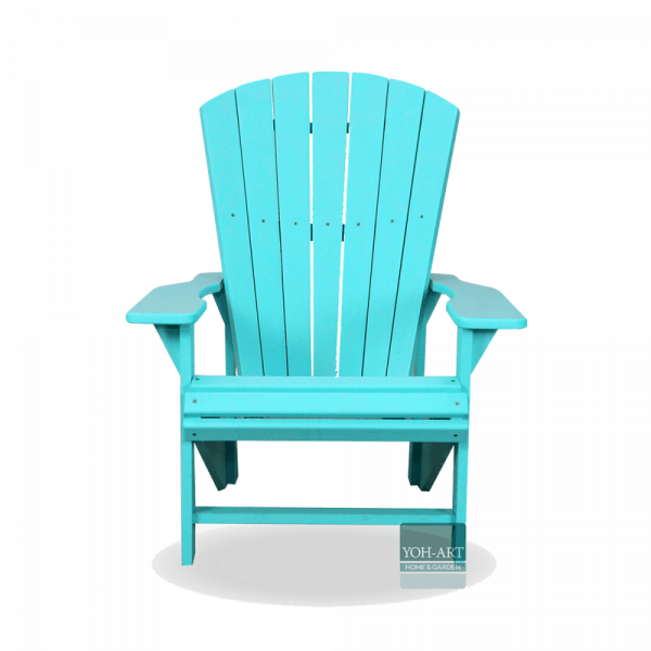 Loungebereich mit türkisfarbenem Adirondack Chair, Beistelltisch und Strandtasche
