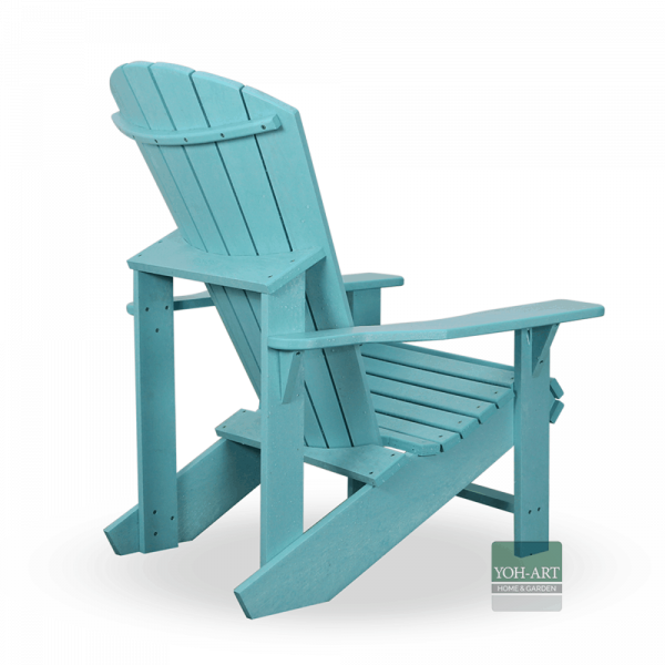 Zwei Adirondack Chairs in Aqua nebeneinander auf der Terrasse, im Hintergrund Bäume und Bambus
